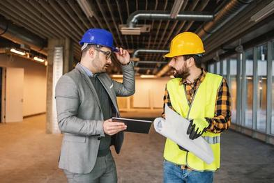 Ingenieros conversando en obra